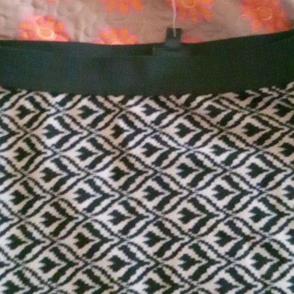 A Timeless Skirt With A Sost Sweater Feel Rare Find . - Picture 2 of 4